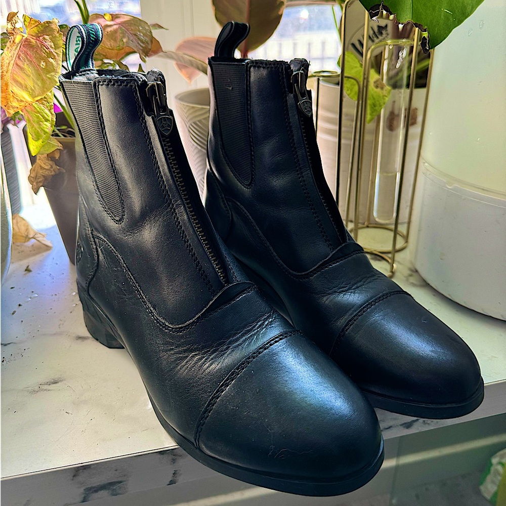 Black ariat short bootie zip horse riding boots